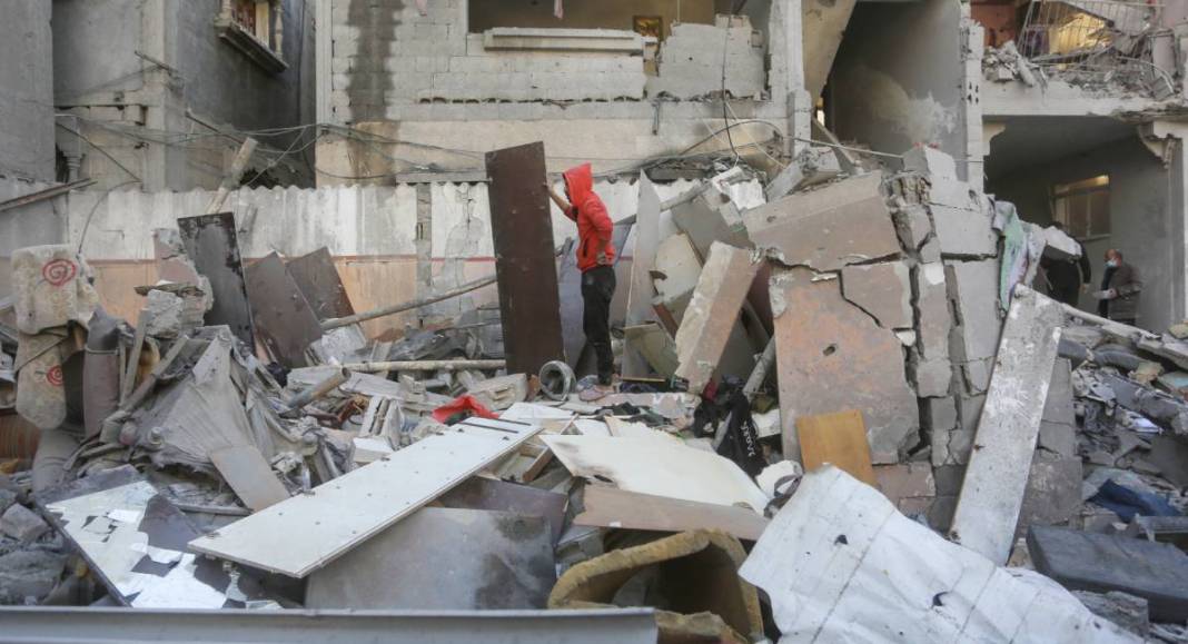 İsrail, sivillerin yaşadığı Nusayrat Kampı'nı bombaladı 3